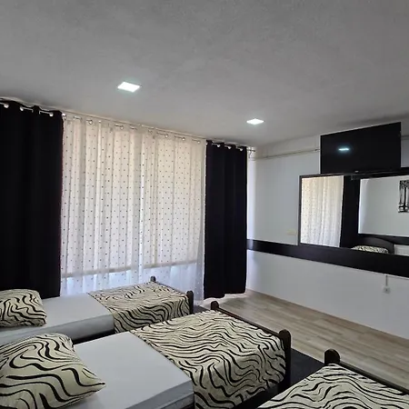 Champion M17 Guest house *